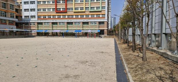 광명초등학교 운동장 잔돌 제거, 케이스터디움으로 안전하고 지속가능한 공간 만들어보세요! 관련 이미지