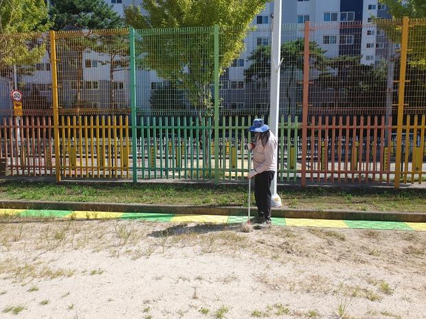 광명중학교 운동장 라인포인트 제거: 전문 시공으로 깨끗하고 안전한 운동장 만들기! 관련 이미지