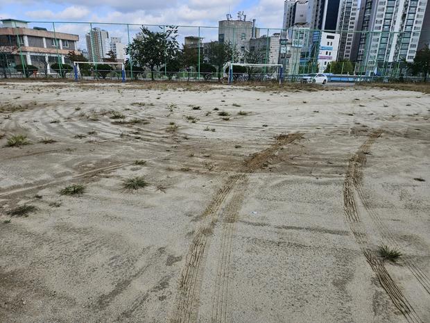 광주초등학교 운동장 라인 포인트 제거: 전문 시공으로 깨끗하고 안전한 놀이터를 만들어봐요! 관련 이미지