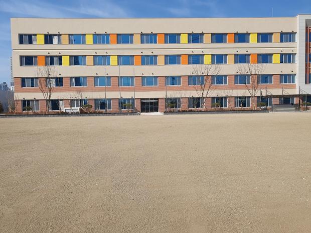 광주중학교 운동장 마사토충진 공사 | 전문 시공으로 탁월한 수준의 운동장 만들기! 관련 이미지