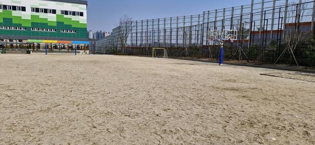 하남초등학교 운동장 마사토 보충 작업:  믿음직한 전문성으로 혁신적인 운동장 만들기! 관련 이미지
