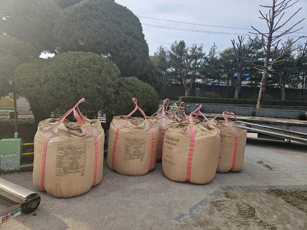 하남초등학교 운동장 제초작업 ?‍? 전문가 케이스터디움으로 완벽하게! 관련 이미지