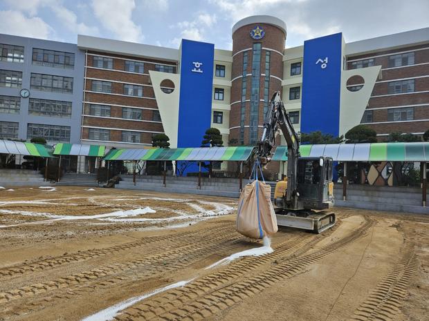 양양초등학교 운동장 제초, 케이스터디움으로 깨끗하고 안전한 교육 공간 만들어보세요! 관련 이미지