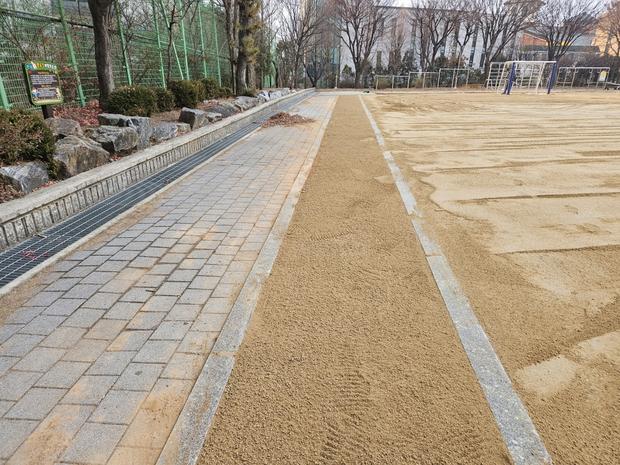 양양고등학교 운동장 제초작업, 전문 시공으로 혁신적인 장비와 안전하세요! 관련 이미지