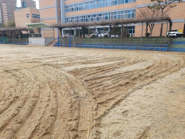화성초등학교 운동장 평탄화: 딱 맞는 기술로 신뢰할 수 있는 놀이 공간 만들어! 관련 이미지
