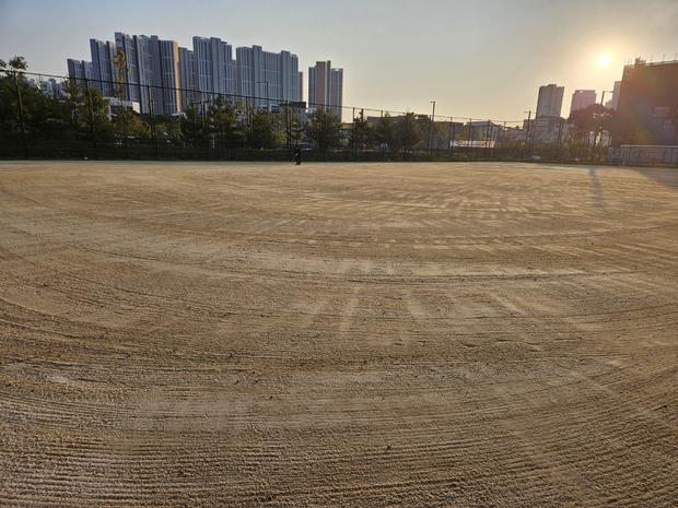 화성중학교 운동장 마사토 충진공사: 전문 케이스터디움, 혁신적 시공으로 최상의 완성도! 관련 이미지
