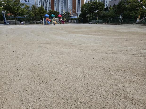 화성고등학교 운동장 잔돌 제거! 전문 시공으로 지속 가능한 쾌적 공간 만들어보세요 관련 이미지