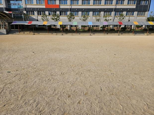 청도고등학교 운동장 천일염 살포 전문 케이스터디움으로 안전하고 오래된 시설 보호하세요! 관련 이미지