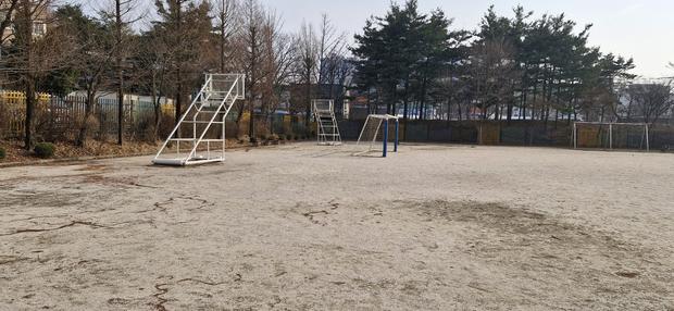 춘천고등학교 운동장 제초 작업, 케이스터디움으로 튼튼하고 지속 가능한 교육 환경 만들... 관련 이미지