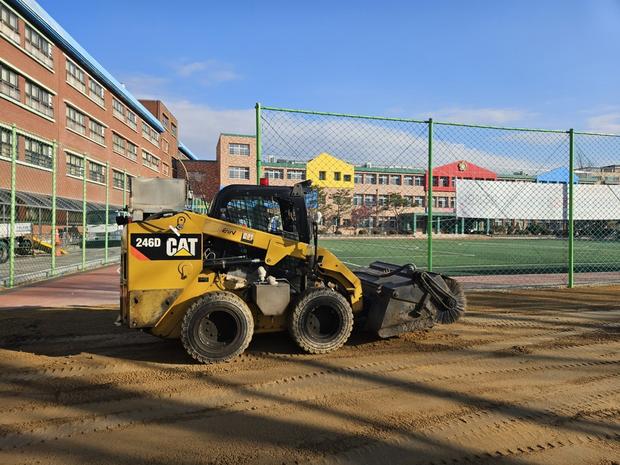 아산초등학교 운동장 잔디 제거, 전문 케이스터디움으로 안전하고 건강한 놀이터 만들어보세요! 관련 이미지