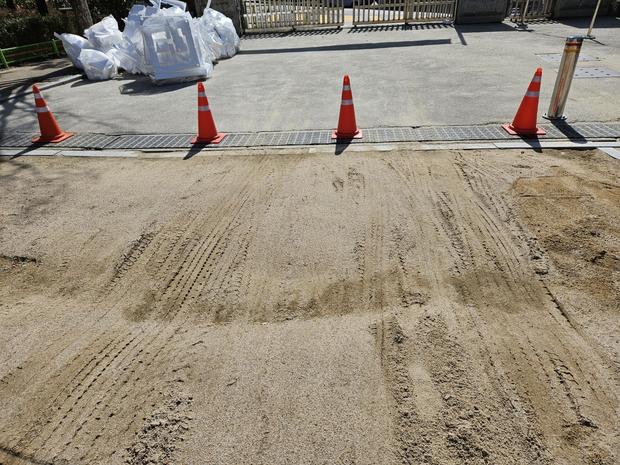 충주고등학교 운동장 잡초 제거: 전문 시공으로 깨끗하고 건강한 공간 만들어요! 관련 이미지
