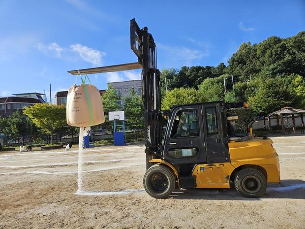부천중학교 운동장 잔디 제거, 케이스터디움으로 완벽한 결과! 관련 이미지