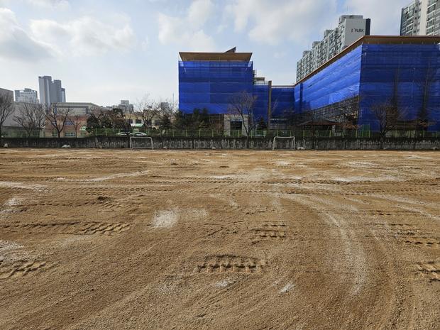 이천초등학교 운동장 포크레인 작업, 꼼꼼한 전문 시공으로 안전하고 오래도록 유지! 관련 이미지