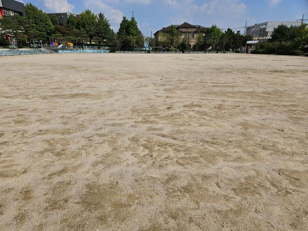 경남고등학교 운동장 평탄화: 전문가 케이스터디움으로 혁신적인 운동장 완성하기! 관련 이미지