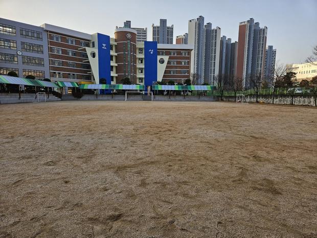 포천고등학교 운동장 표면 정비, 케이스터디움 전문가로 안전하고 즐거운 운동 공간 만들기! 관련 이미지