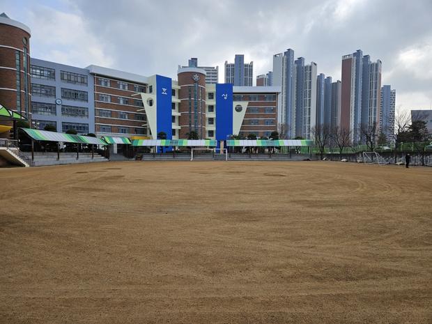 문경초등학교 운동장 포크레인 작업, 전문 시공으로 탁월한 안전 및 내구성! 관련 이미지
