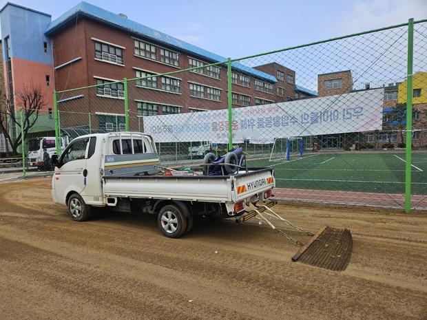 신안고등학교 운동장 표면 정비, 케이스터디움으로 탁월한 기술로 깨끗하고 안전하게! 관련 이미지