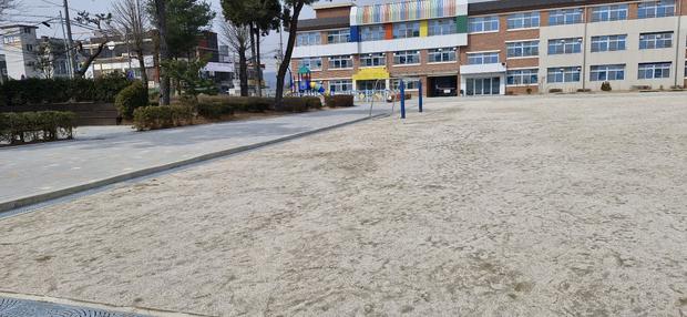 곡성병설유치원 운동장 라인 포인트 제거: 전문 시공으로 깨끗하고 안전한 장소 확보 관련 이미지