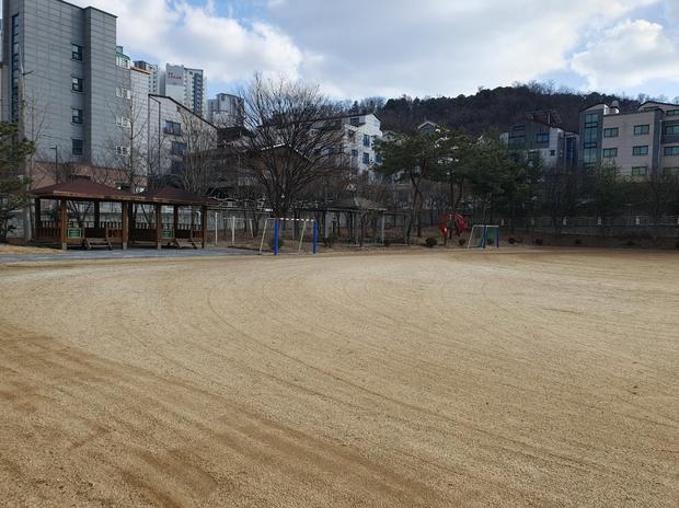 시흥중학교운동장 포크레인 작업, 전문 시공으로 튼튼한 운동장 만들어봐! 관련 이미지