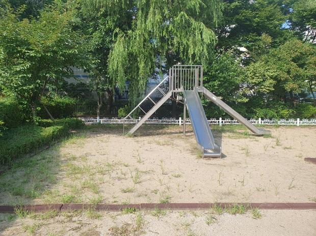 계룡초등학교 운동장 잡초 제거, 전문 시공으로 건강한 놀이터 만들어봐! 관련 이미지