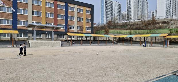 정선초등학교 운동장 재설, 전문 시공으로 혁신적인 공간 만들어보세요! 관련 이미지