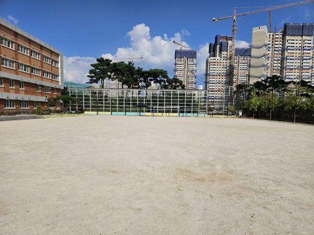 천안중학교 운동장 소금살포: 전문 시공으로 쾌적하고 안전한 공간 만들어보세요! 관련 이미지