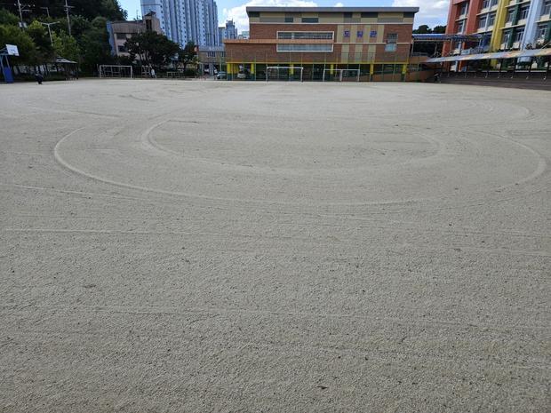 남원읍중학교 운동장 표면 정비, 케이스터디움 전문가의 핵심 기술로 안전하고 최고 수준... 관련 이미지