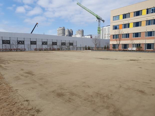 시흥중학교 운동장 제초작업: 1년만에 완벽한 '아름다움' 만들어줄 전문 케이스터디움! 관련 이미지