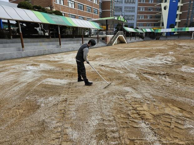 계룡중학교 운동장 롤러 업데이트, 전문 시공으로 더욱 신뢰할 수 있는 놀이터 만들어요! 관련 이미지
