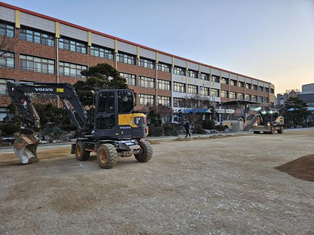 충북중학교 운동장 소금살포: 전문 시공으로 막대한 비용 절감!