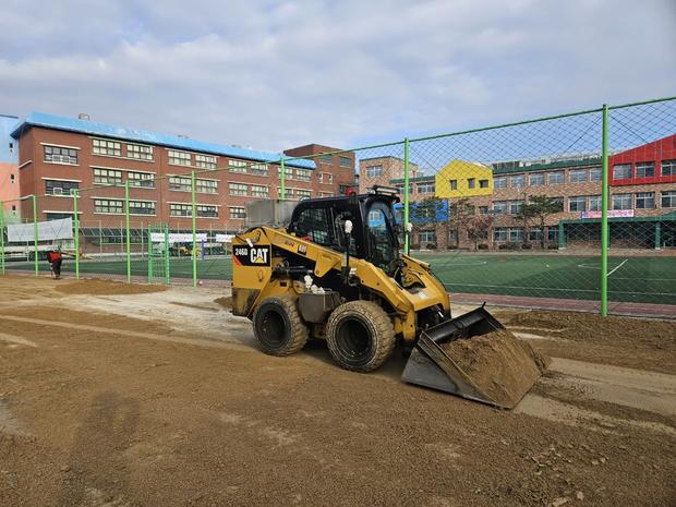 금산고등학교 운동장 잔돌 제거, 케이스터디움으로 안전하고 깨끗한 놀이터 만들어봐!