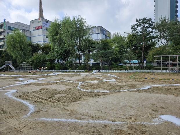 군산초등학교 운동장 마사토 보충 작업, 케이스터디움으로 안정적이고 효과적인 운동장 구축