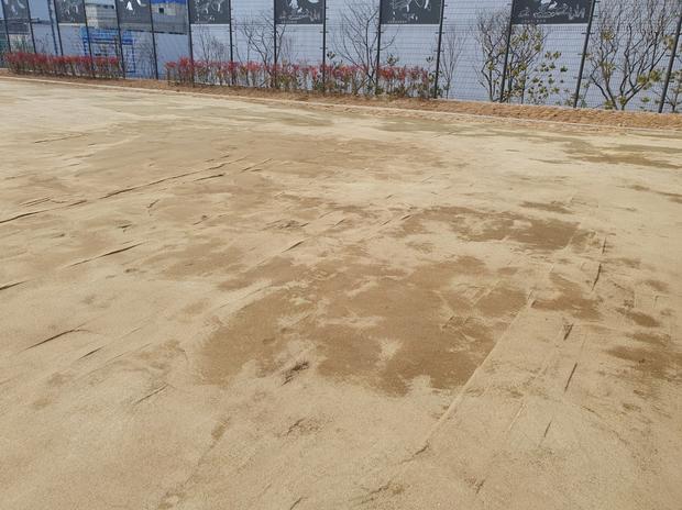문경중학교 롤러 작업, 전문 케이스터디움으로 안전하고 오래도록 쾌적한 운동장!