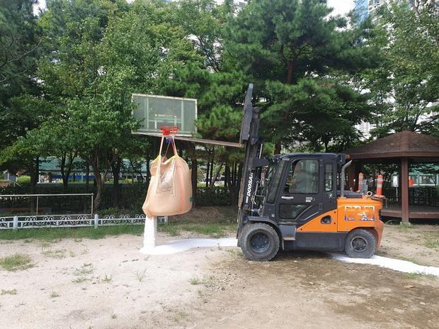 양주중학교 운동장 표면 정비: 케이스터디움, 탁월한 기술로 안전하고 빛나는 공간 만들...