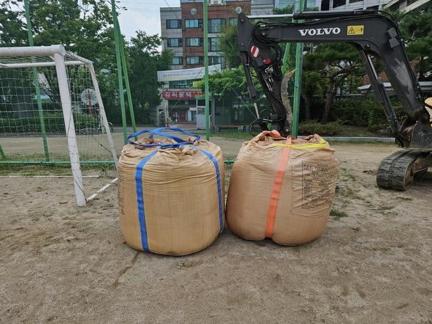 삼척초등학교 운동장 라인포인트 제거! 꼼꼼한 시공으로 깨끗하고 안전하게 놀 수 있도록 ?