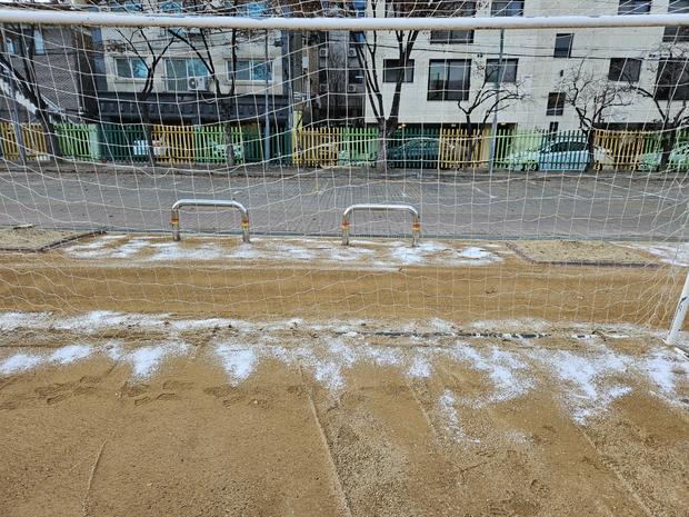 연천초등학교 운동장 라인 포인트 제거: 전문 시공으로  pristine 완성!