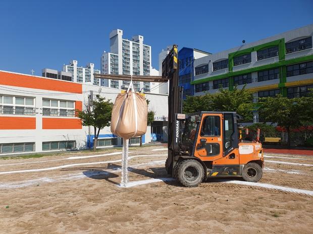 부천초등학교 운동장 포크레인 작업, 전문 케이스터디움으로  오류 없이 완벽하게!