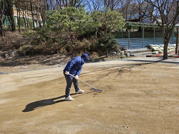 철원초등학교 운동장 포크레인 작업, 믿음직스러운 전문가 케이스터디움!