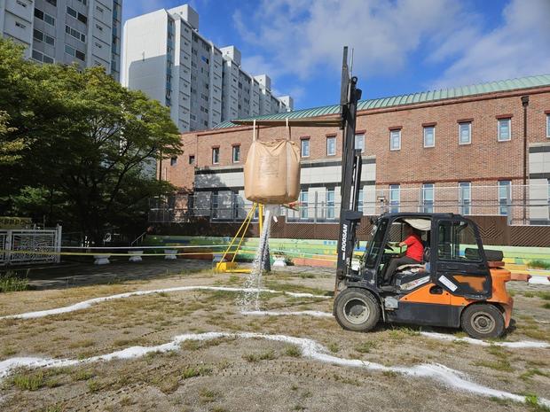 전남중학교 운동장 잡초 제거! 전문 시공으로 완벽한 환경 조성!