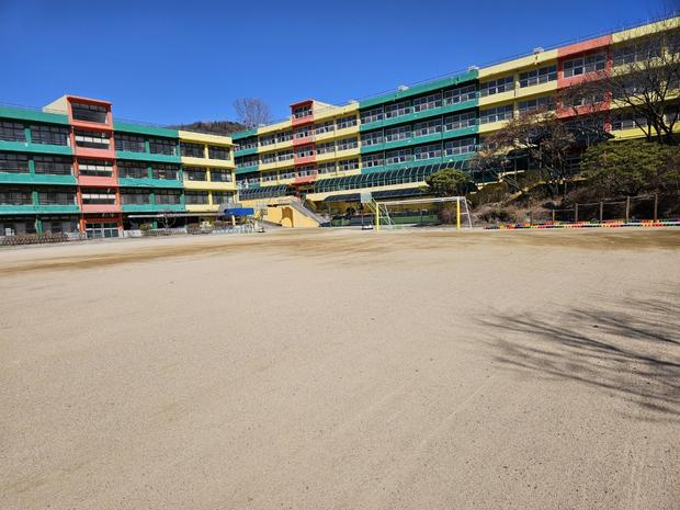 창녕초등학교 운동장 마사토 보충 -  전문 케이스터디움, 뛰어난 실제 효과!