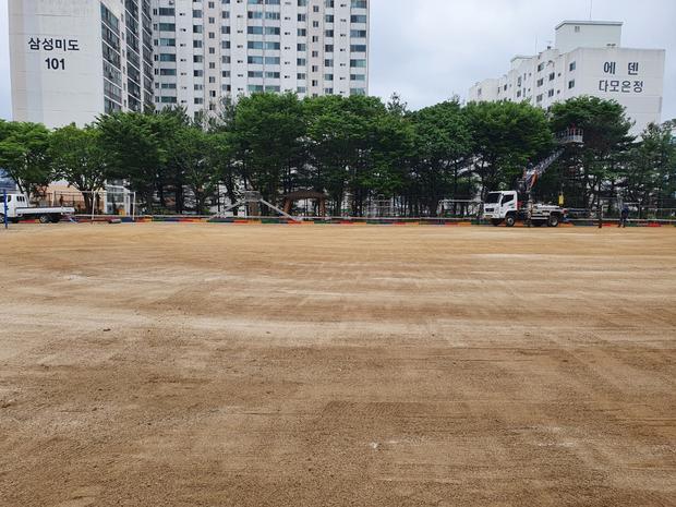 제주시초등학교 운동장 천일염 살포: 전문 시공으로 튼튼한 놀이 공간 만들어보세요