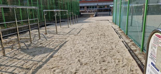 아산고등학교 운동장 제초작업, 케이스터디움으로 20년 전문 경험 최대화!
