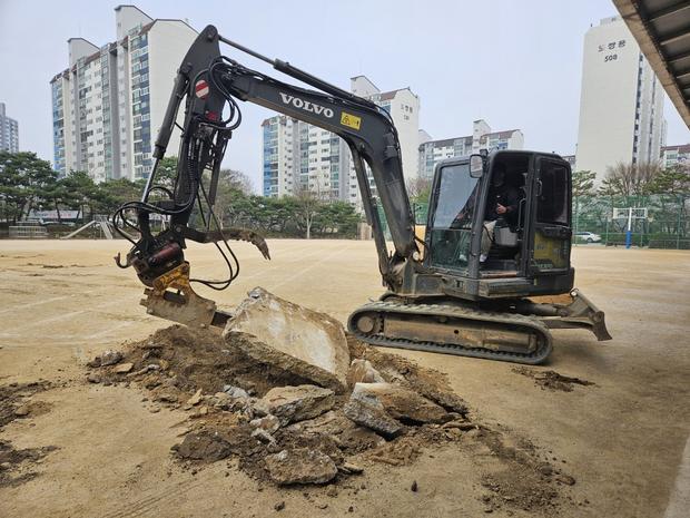 제주고등학교 운동장 라인 포인트 제거! 전문 시공, 걱정 끝!