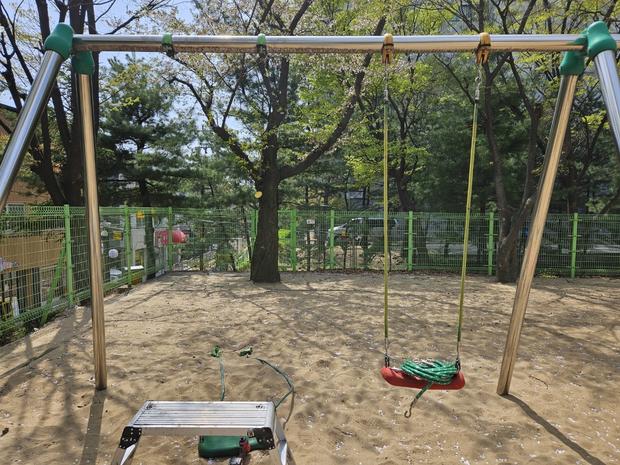 광양초등학교 놀이터 그네 교체: 튼튼한 & 쾌적한 공간, 케이스터디움으로 만들어보세요!