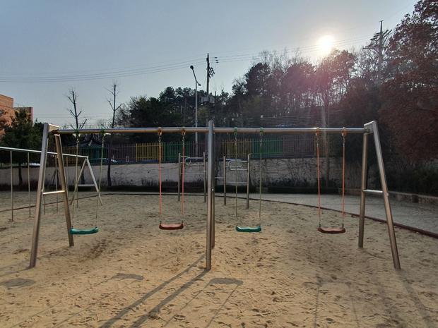 신안초등학교 운동장 그네 교체 |  전문적인 학교 시설 관리, 케이스터디움!