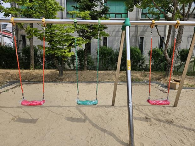 충남초등학교 놀이시설 교체, 혁신 기술로 안전하고 장난감처럼! 관련 이미지