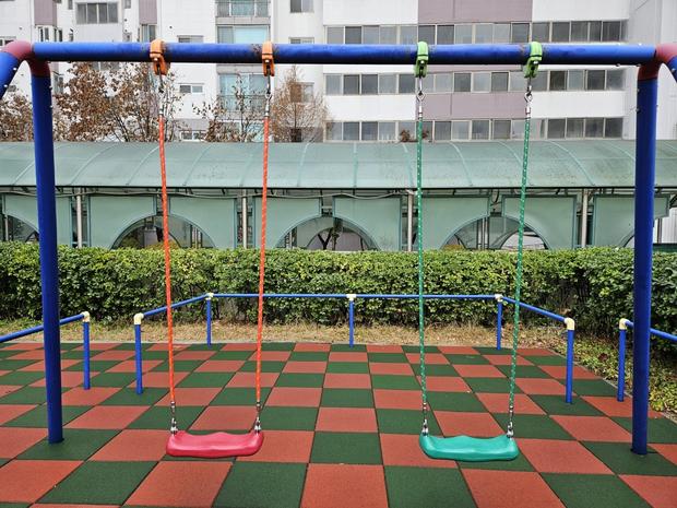 학교 운동장 그네 교체, 안전과 혁신으로 완벽한 교육 환경 만들어 줄까?