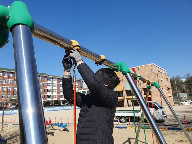김해병설유치원 운동장 그네 교체! ?️  학교 시설 관리 전문가, 케이스터디움으로 안...