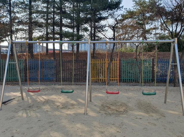고성초등학교 놀이터 그네 교체: 안전하고 장점 만끽, 케이스터디움이 해결하세요! 관련 이미지
