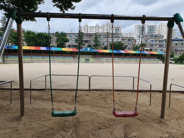 문경초등학교 운동장 그네 교체! ?  튼튼하고 안전한 놀이 공간 만들어줄 ?